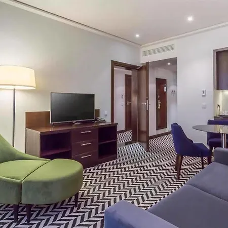 Hilton Garden Airport Hotel 4*