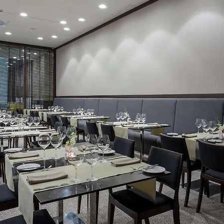 Готель Hilton Garden Airport 4*
