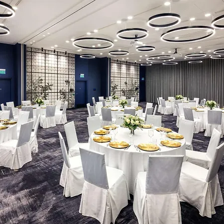 Hilton Garden Airport Готель Краків