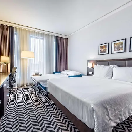 Hilton Garden Airport Готель 4*