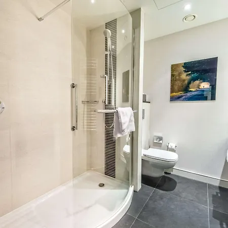 Hilton Garden Airport Готель 4*