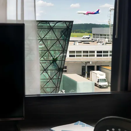 Готель Hilton Garden Airport 4*